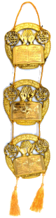 Decoration islamique doree en trois parties avec les sourates coraniques de protection