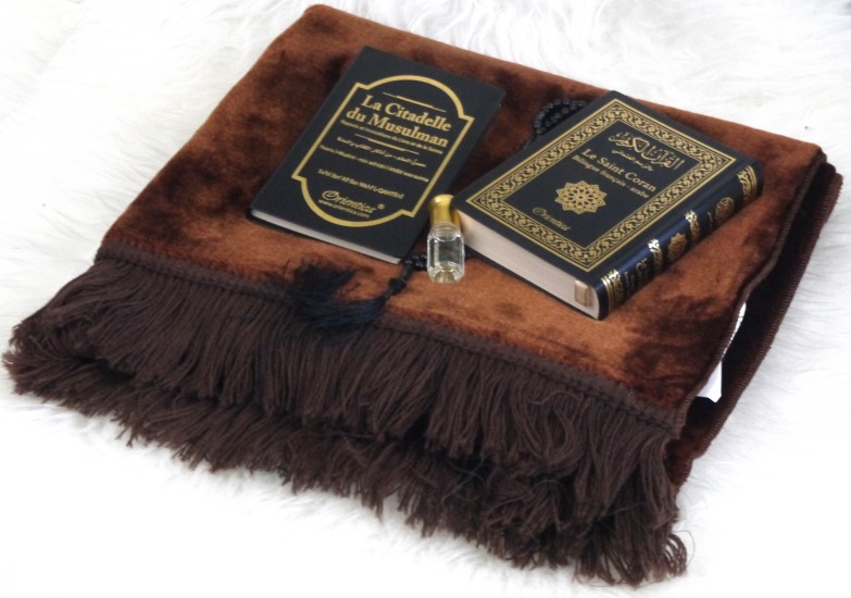 Coffret Cadeau pour Homme : Tapis de prière adulte + Sebha (chapelet  musulman 99 perles) + Le Noble Coran avec traduction française - Couleur  noir