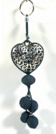 Pendentif / Porte-cles artisanal coeur en metal argente cisele et pompon en sabra - Gris