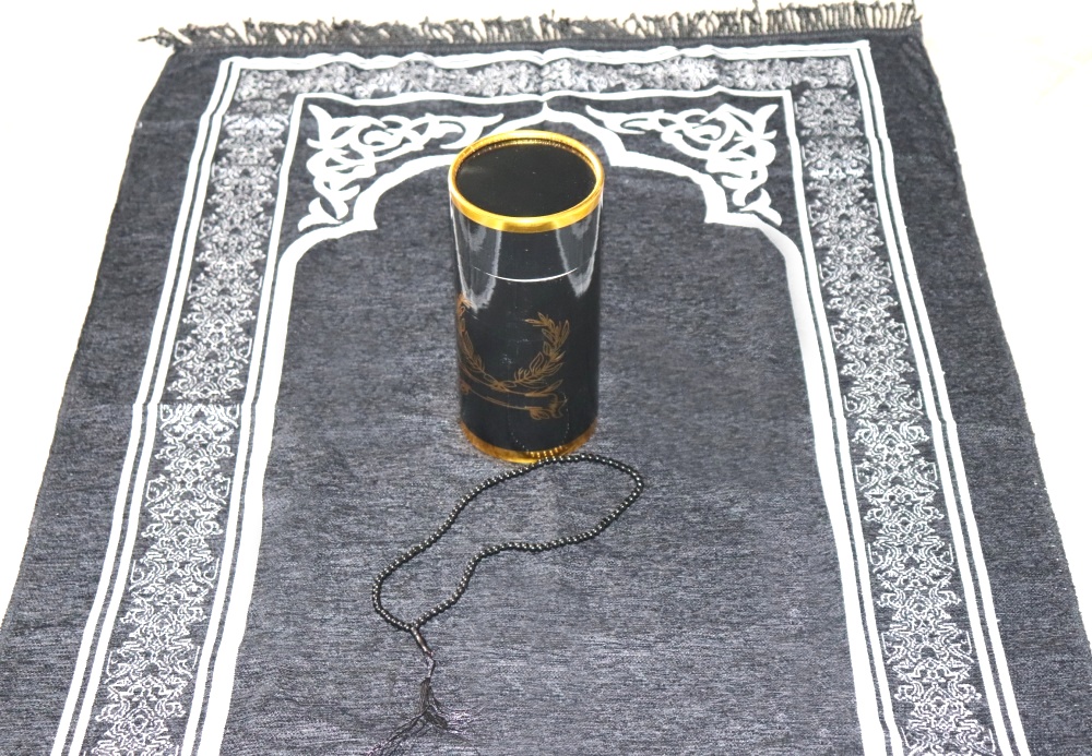Coffret Cadeau pour Homme : Tapis de prière adulte + Sebha (chapelet  musulman 99 perles) + Le Noble Coran avec traduction française - Couleur  noir