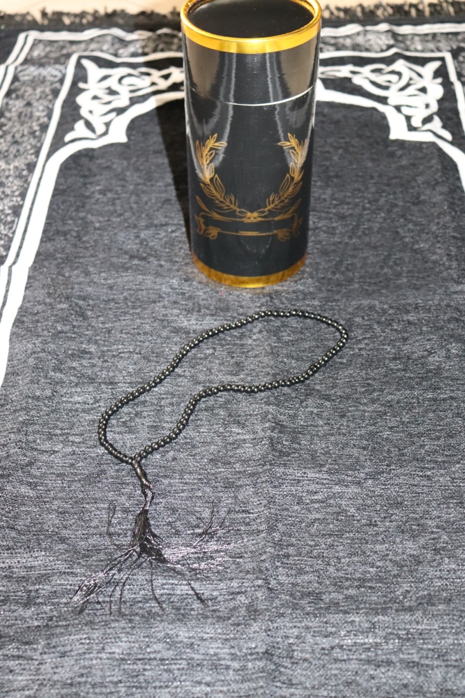 Coffret Cadeau Prière Tapis et chapelet de luxe (boite ronde dorée) -  Couleur noir avec motif de la Kaaba - Objet de décoration ou oeuvre  artisanale sur